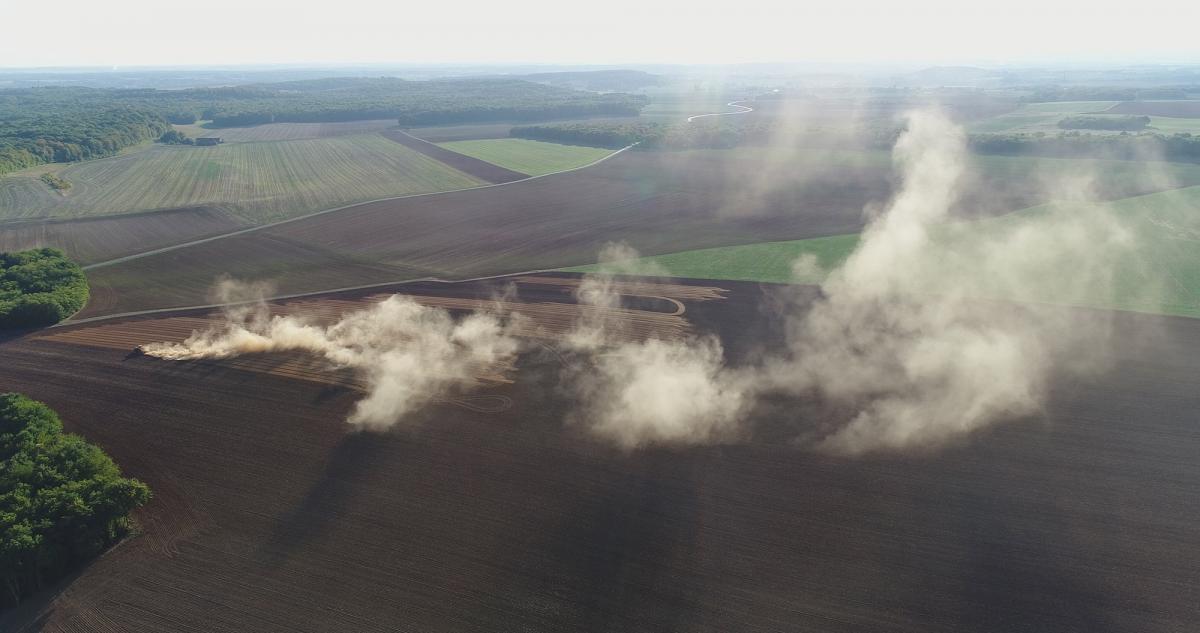 Broyage-de-cailloux-qui-provoquent-nuage-de-poussiere-visibles-a-des-km