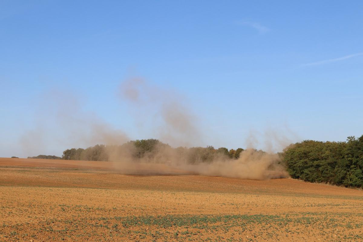 Broyage-de-cailloux-qui-provoquent-un-nuage-de-poussiere-visible-a-des-km-2